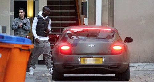 بالوتيلي يراوغ الجمهور بسيارته المموهة في مانشستر (صور)